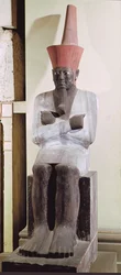 Estatua de Mentuhotep II, entronizado y con la corona roja del Bajo Egipto